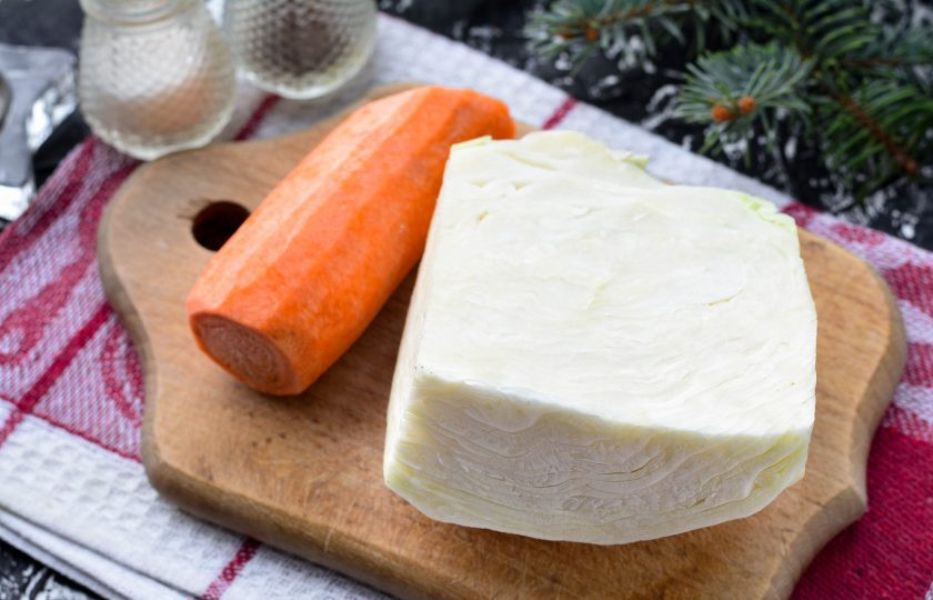 1. Этап. Капуста на зиму в банках: Подготовьте ингредиенты.