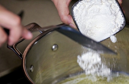 1. Этап. Суп-пюре с курицей: 8. В отдельной кастрюле растопите сливочное масло. Добавьте муку.