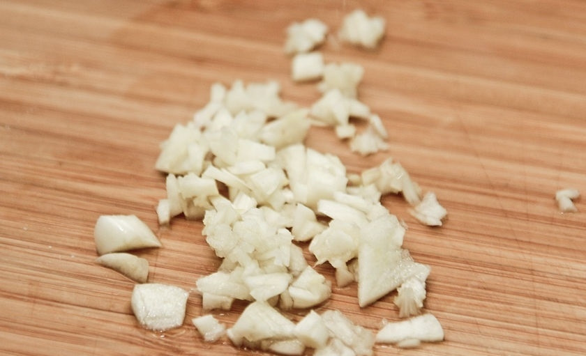 1. Этап. Полендвица с картошкой: 6. Зубчики чеснока чищу и измельчаю ножом (или пропускаю через пресс).