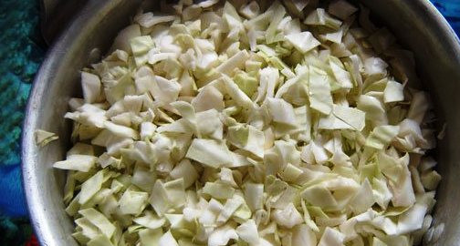 1. Этап. Баранина тушеная с капустой: 4. Берем казанок и укладываем половину баранины, половину капусты, оставшуюся половину баранины, оставшуюся капусту. Каждый слой посыпаем солью чесноком, мукой и чили.