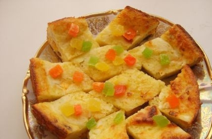 1. Этап. Творожная запеканка на Пасху: Готовую запеканку украшаем цукатами и нарезаем на кусочки. Приятного аппетита!