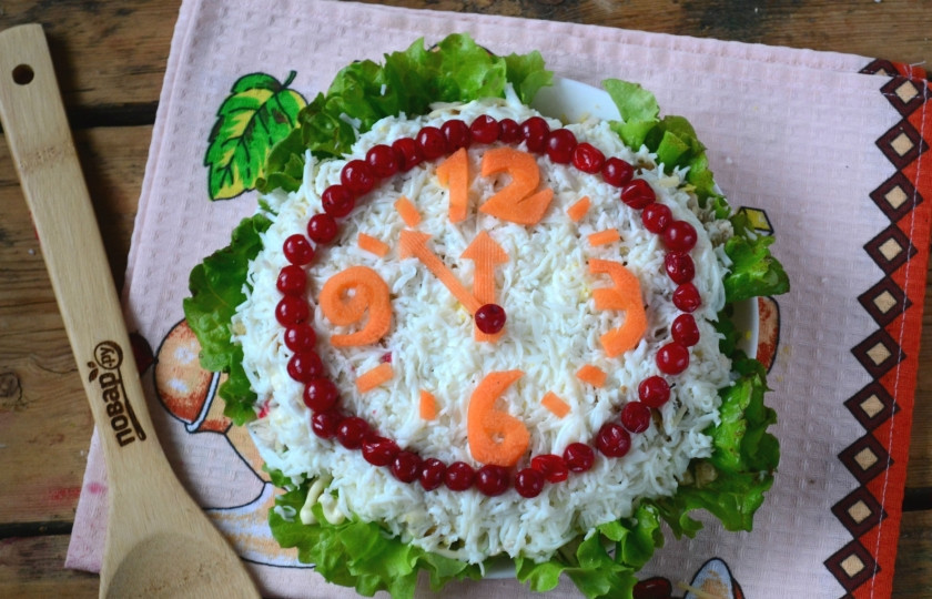 1. Этап. Салат Новогодние часы: Белки натрите на мелкой терке и выложите последним слоем. Украсьте салат в виде часов. Стрелки и цифры можно вырезать из моркови, получится очень красиво. Салат «Новогодние часы» готов! Счастливого Нового года!