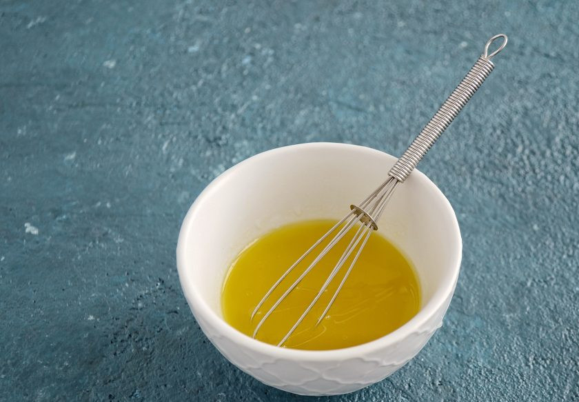 1. Этап. Карпаччо с рукколой: Смешайте оливковое масло, бальзамический уксус, сироп топинамбура, лимонный сок и соль.