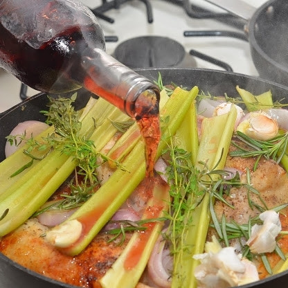 1. Этап. Куриные окорочка в вине: Кладем в сковороду подрумянившиеся в духовке овощи, соль-перец, специи (листья розмарина, веточки тимьяна, чеснок), наливаем вино, накрываем крышкой и тушим около 1 часа на среднем огне.