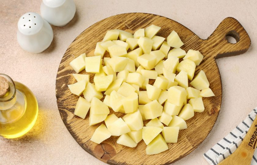 1. Этап. Суп на завтрак: Поставьте кастрюлю с водой на плиту. Тем временем картофель очистите и нарежьте кубиками. Как только вода закипит, добавьте картофель и варите около 10 минут.