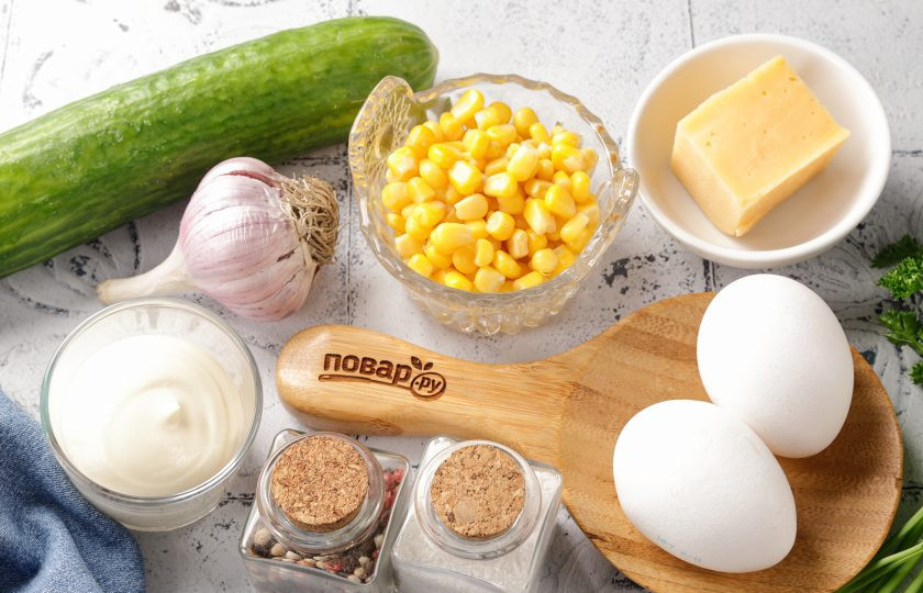 1. Этап. Салат с кукурузой, огурцом и сыром: Подготовьте все ингредиенты. Яйца отварите и дайте остыть. Сыр берите любой на свой вкус, который можно нарезать брусочками.