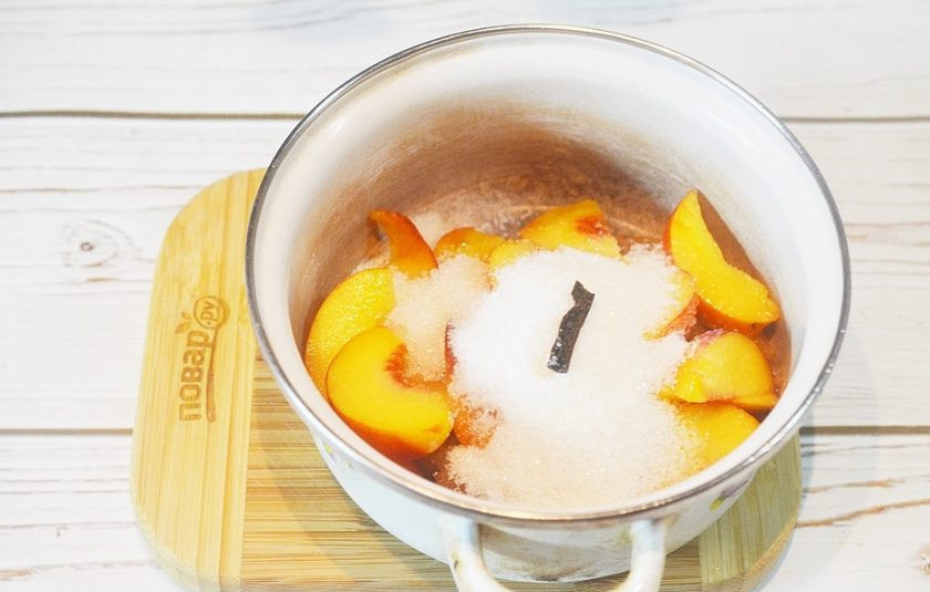 1. Этап. Варенье из нектаринов и слив с ванилью: 2. Засыпьте сливы с нектаринами сахаром. Стручок ванили разрежьте пополам, извлеките семена и добавьте в кастрюлю. Дайте настояться несколько часов, чтобы фрукты пустили сок.