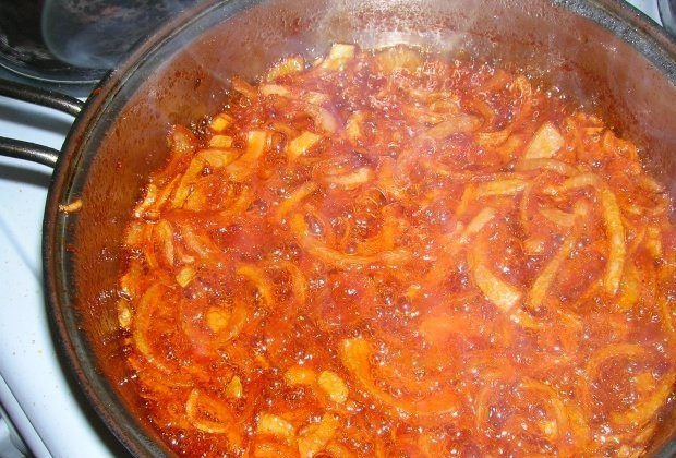 1. Этап. Азу с картошкой: 3. Когда лук готов, добавить к нему томатный соус или пасту.