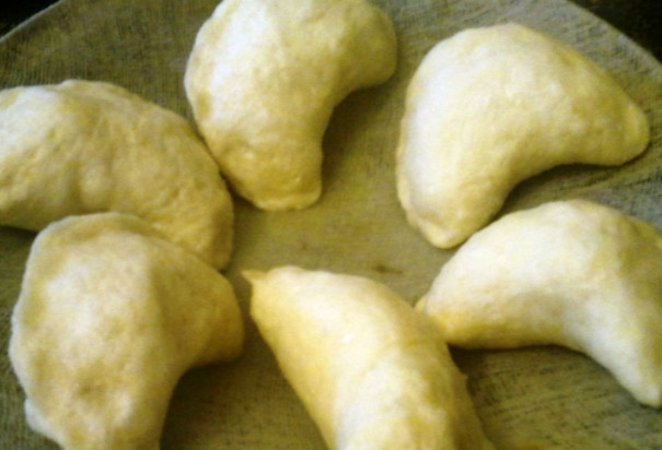 1. Этап. Дрожжевые вареники на пару: Обжарьте на сливочном масле измельченный лук и полейте этой зажаркой готовые вареники, чтобы они не слиплись. И подавайте на стол.