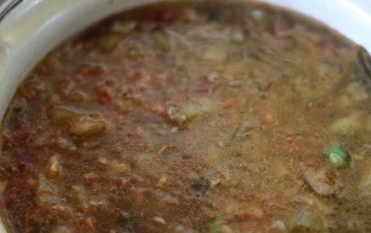 1. Этап. Суп из баклажанов: Пока в кастрюле все журчит, натереть на терке томаты. Кожура не должна попасть в томатную массу! Затем добавляем эту массу в кастрюлю, все перемешиваем.