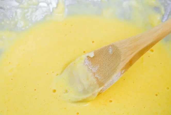 1. Этап. Маринованные огурчики в кляре: 2. В глубокой мисочке взбейте со щепоткой соли и перца яйца. Добавьте муку, перемешайте.