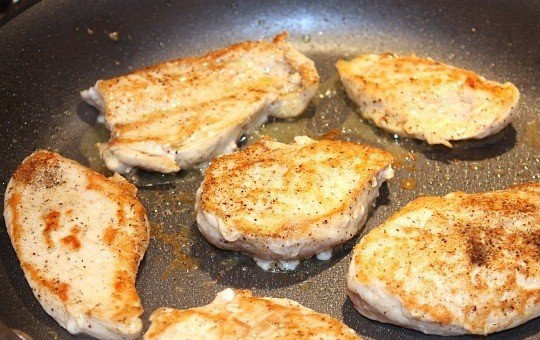 1. Этап. Грудки под сливочным соусом: 1. Филе первым делом нужно вымыть, обсушить. Посолить и поперчить немного, при желании добавить специи для курицы или любые другие любимые приправы. На сковороде разогреть растительное масло и выложить туда филе. Жарить на сильном огне с двух сторон (пока не образуется румяная корочка).