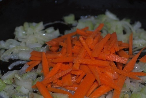 1. Этап. Курица по-пекински в кисло-сладком соусе: Теперь выкладываем морковь и еще несколько минут жарим.