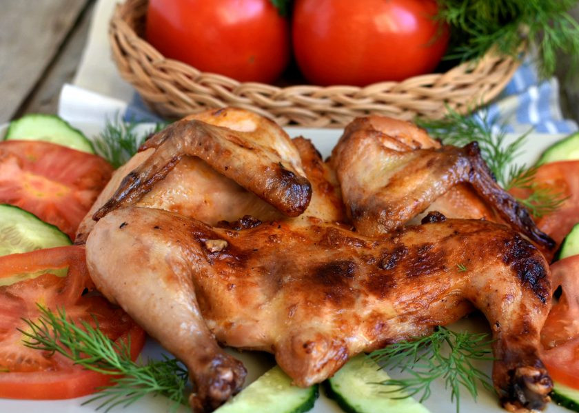 1. Этап. Цыплята «Аврора»: Запекайте в разогретой до 200 градусов духовке до подрумянивания. После чего снизьте нагрев до 170 градусов и запекайте до готовности. На все запекание должно уйти минут 40. Проверьте готовность цыплят, проколов тонким ножом бедрышко, сок должен быть прозрачным. Готовых цыплят подавайте горячими, гарнировав свежими овощами и зеленью.