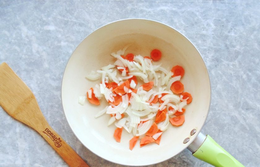 1. Этап. Рис с пекинской капустой: Морковь и лук очистите. Нарежьте лук полукольцами, а морковь тонкими кружками. Выложите в сковороду с подсолнечным маслом.