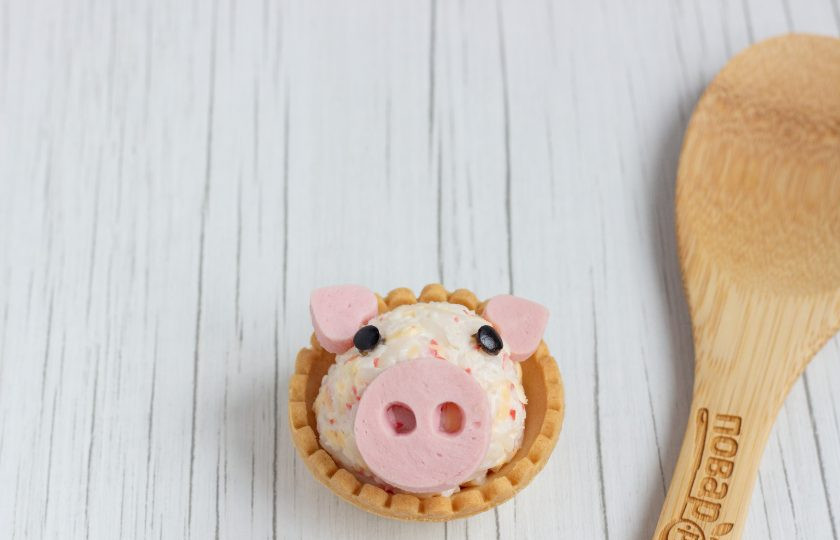 1. Этап. Закуска в тарталетках Поросята: Пяточок и глаза плотно прижмите к шарику, а ушки насадите на кончики зубочисток и воткните в шарик. Не забудьте предупредить гостей, чтобы убрали зубочистки.