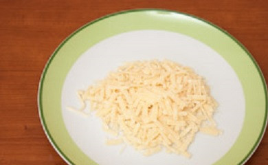 1. Этап. Салат-коктейль с ветчиной: 5. Натереть на терке сыр. В рецепт приготовления салата-коктейля с ветчиной можно использовать твердый или мягкий копченый сыр.