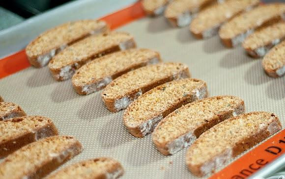 1. Этап. Медовые бискотти с лавандой: 5. Положить ломтики обратно на противень. Выпекать около 8 минут, затем перевернуть снова и запекать еще 8 минут. Дать полностью остыть, прежде чем подавать.