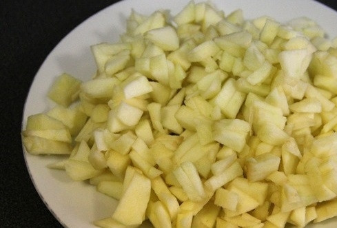 1. Этап. Яблочное мороженое с корицей: 3. А пока мороженое застывает, можно заняться яблоками. Очистите их и нарежьте тонкими пластинками, удалив сердцевину.