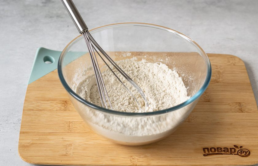 1. Этап. Панкейки с грушей: В глубокой миске смешайте муку, сахар, молотую корицу и разрыхлитель.