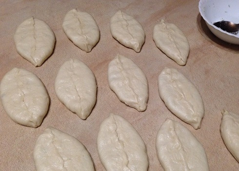 1. Этап. Дрожжевые пирожки с картофельной начинкой: Пирожок необходимо расплющить, чтобы он был примерно 1 см толщиной. Когда все пирожки будут слеплены, можно ставить сковороду с растительным маслом на плиту, пусть греется.