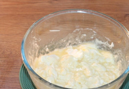 1. Этап. Творожное печенье с виноградом кишмиш: 2. Смешиваем продукты: творог, яйцо, сметану, мягкое масло, сахар и соль. Взбиваем венчиком. Творог лучше протереть через сито.