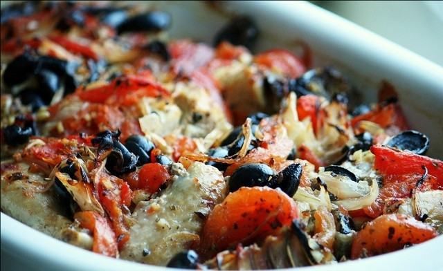 1. Этап. Курица по-провански: Выпекаем приблизительно 1 час 15 минут при 180 градусах до готовности курицы. Подавать можно как с гарниром, так и без ничего. Приятного аппетита!