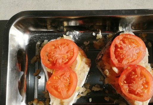 1. Этап. Треска, запеченная в духовке: Затем помидоры. Толщина томатов ~ 5-7 мм. На этом этапе можно добавить соль, если кому-то покажется, что блюдо будет пресным.