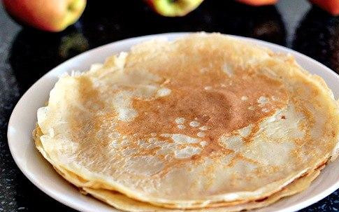 1. Этап. Карамельные блинчики с яблоками: 4. Переворачиваем лопаткой блин на другую сторону и дожариваем блин до золотистого цвета. Таким же образом выпекаем все блины. Перемешивайте тесто перед каждым новым блином.