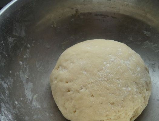 1. Этап. Бездрожжевое тесто на маргарине: Тесто должно получиться гладким, оно не липнуть к рукам. Скатайте тесто в шарик и заверните в пищевую пленку. Перед тем, как его использовать, по возможности, лучше оставить его в холодильнике на полчаса.