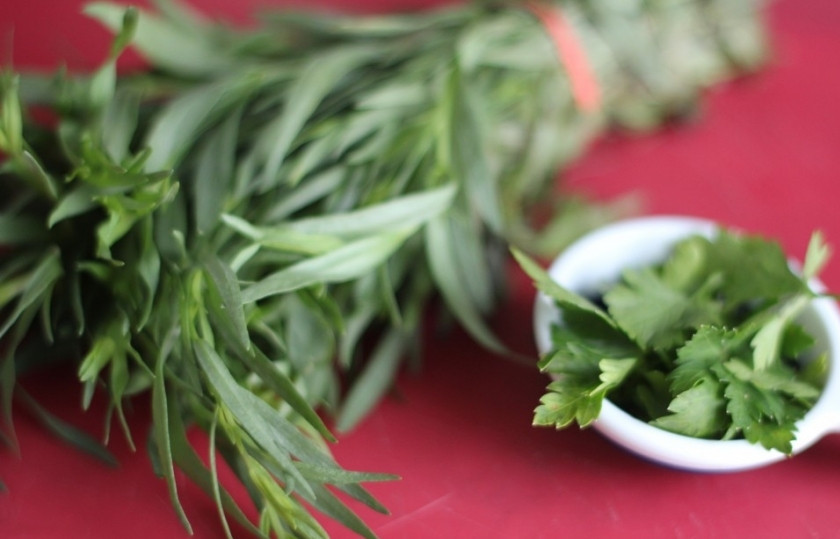 1. Этап. Картофельный салат без майонеза: Зелень мелко нарезать.