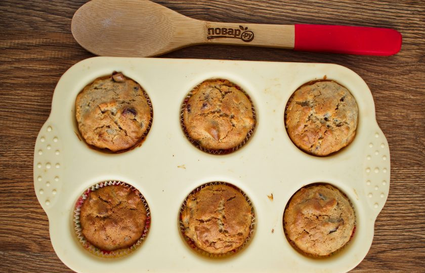1. Этап. Полезные маффины для детей: Проверьте готовность маффинов. Воткните в центр зубочистку, выйти она должна сухой.