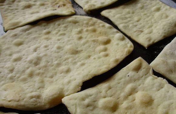 1. Этап. Маца в домашних условиях: 4. Выкладываю мацу на противень и отправляю в разогретый до 180 градусов духовой шкаф до появления румяной корочки.