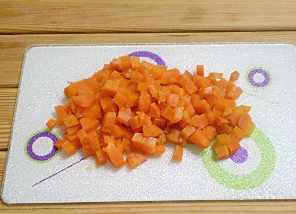 1. Этап. Диетический винегрет для похудения: 2. Морковь нарезаем кубиками среднего размера.