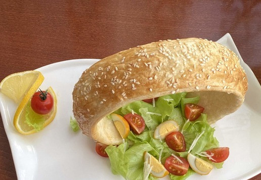 1. Этап. Салат Цезарь с индейкой: У нас все готово... теперь можно приступать к сборке салата. На блюдо установите кольцо из слоеного теста и слегка, основу кольца, придавите к блюду, чтобы оно было более устойчиво. В середину добавьте листья салата ( классически их лучше порвать руками). Добавьте нарезанные помидоры черри и копченые перепелиные яйца. Сверху потрите зубчик чеснока на мелкой терке.