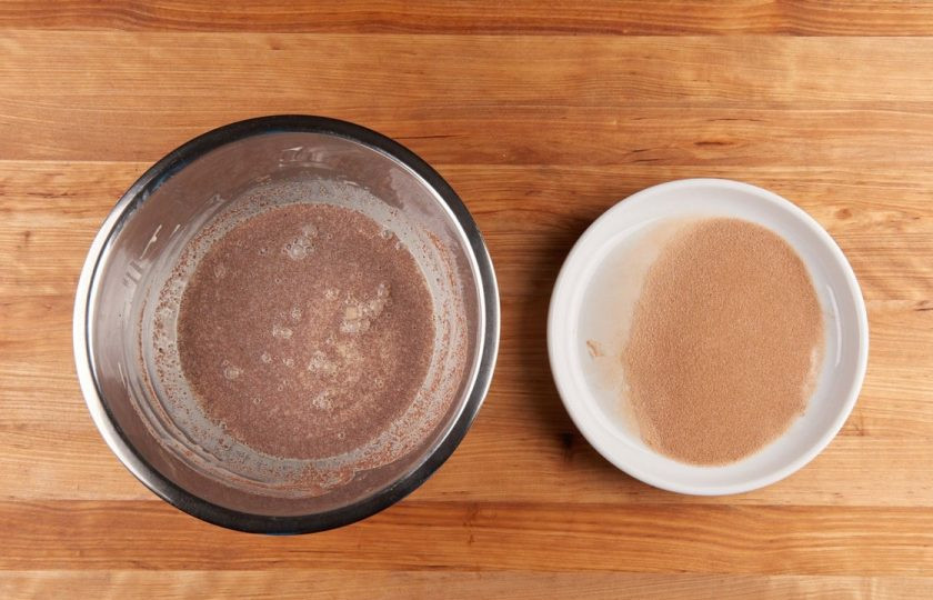 1. Этап. Тосты с Нутеллой и беконом: 2. В другой миске перемешайте 2 ч. ложки сахара с корицей, оставшимися сливками и яйцами.