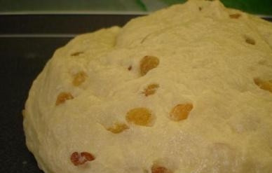 1. Этап. Венское тесто для куличей: И начинаем вымешивать тесто до тех пор, пока оно не будет отлипать от рук, минут 20 для этого потребуется точно. Чем дольше мы месим тесто, тем вкуснее оно получается.