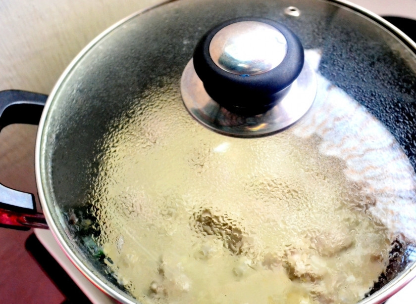 1. Этап. Карри по-тайски: Тушите под закрытой крышкой до полной готовности курицы.