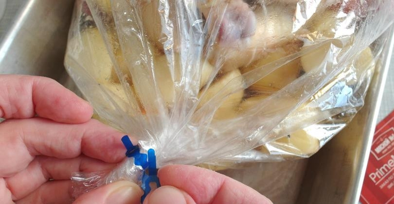 1. Этап. Рецепт запеченной курицы с картофелем: Туда же добавьте овощи, завяжите рукав. Запекайте курицу 2 часа (когда рукав надуется, проткните его).