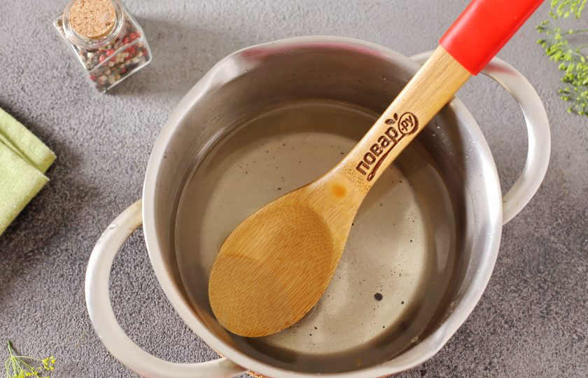 1. Этап. Ассорти из помидоров и кабачков на зиму: Затем воду слейте в кастрюлю, добавьте соль, сахар и доведите маринад до кипения.