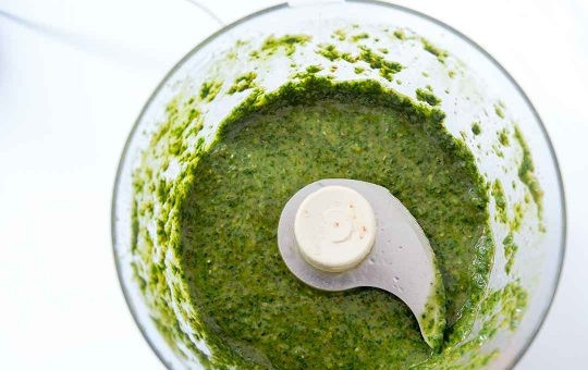 1. Этап. Куриные бедра по-мароккански: Куриные бедрышки промойте, обсушите, натрите солью и пока отложите. Для соуса в чашу блендера положите очищенный чеснок, петрушку, кинзу, соль, тмин, кориандр, паприку и лимонную цедру. Пробейте несколько раз в режиме «Пульс» и, постепенно добавляя оливковое масло и лимонный сок, обработайте массу, чтобы получился однородный соус.