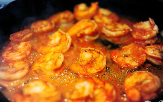 1. Этап. Кесадилья с креветками: 3. Снова нагреть сковороду на сильном огне, выложить креветки с соусом. Готовить, изредка помешивая, пока креветки не станут прозрачными. Добавить немного воды, если соус становится сухим. Убрать из сковороды и нарезать креветки на кусочки.