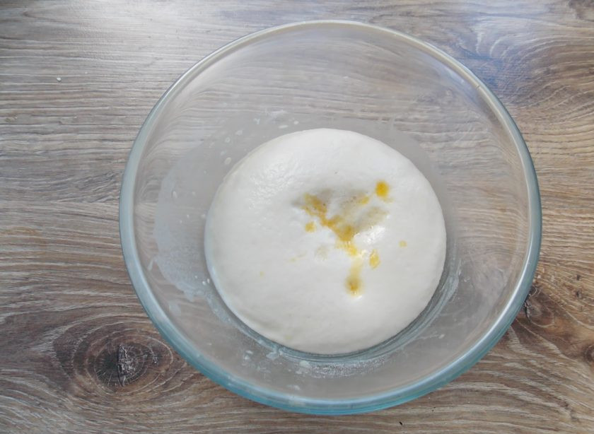 1. Этап. Блины на живых дрожжах: В миску с дрожжевой опарой влейте яйца и сливочное масло, перемешайте.