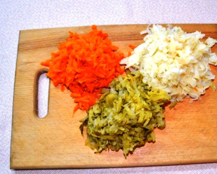 1. Этап. Диетический оливье: Натрите на крупной терке отваренные морковь и картофель, а также огурцы.