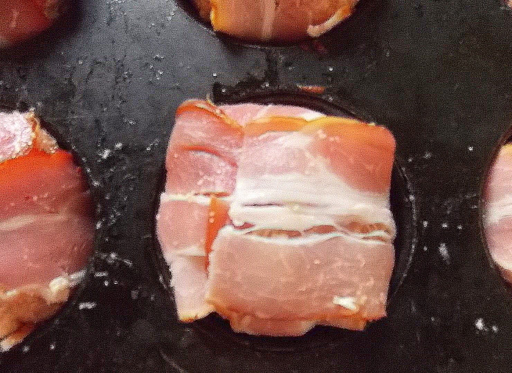 1. Этап. Мясные шарики в беконе: Закройте фарш кончиками бекона.