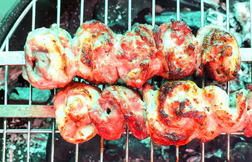 1. Этап. Шашлык Наполеон: Раскалите мангал или гриль. Выложите на решетку заготовки на шампурах и обжарьте до готовности, не забывая переворачивать на другую сторону по мере подрумянивания.