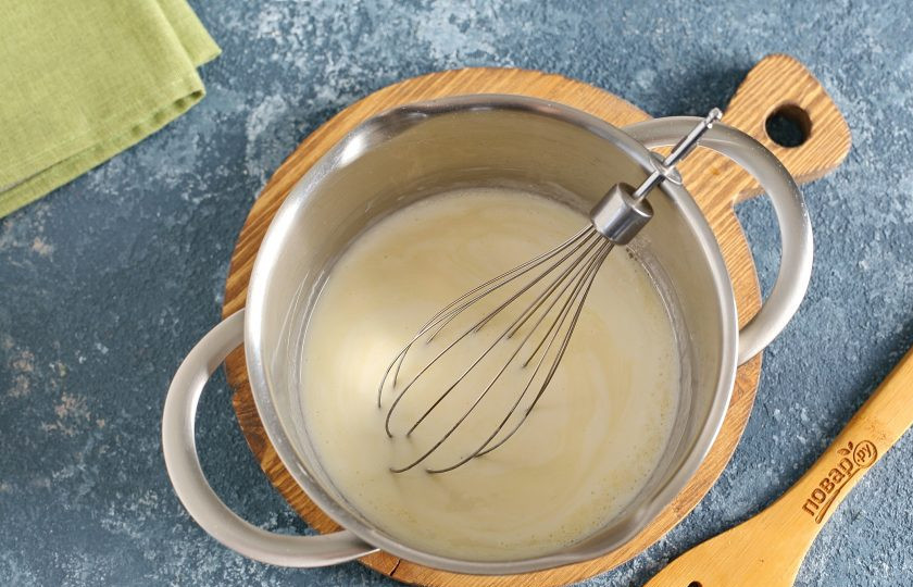 1. Этап. Пышные блинчики на кефире: Добавьте кефир и соду.