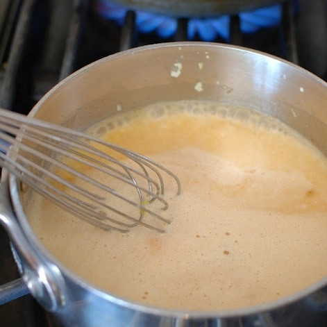 1. Этап. Паста с жареными креветками и лимонно-чесночным маслом: Растапливаем на среднем огне, слегка взбиваем, чтобы все ингредиенты равномерно перемешались.