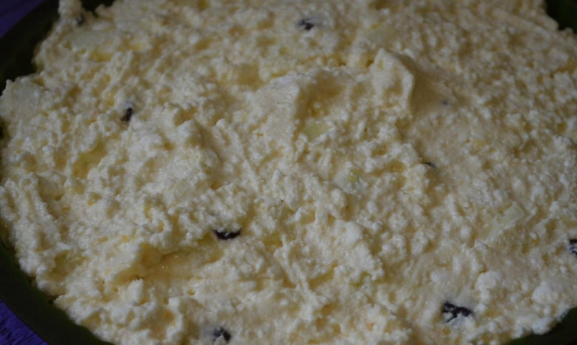 1. Этап. Пышная творожная запеканка с яблоками: 5. Добавляю яблоки и изюм к творогу, еще раз перемешиваю. Форму для выпечки застилаю пергаментом, выкладываю в неё творожное тесто.