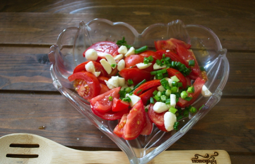 1. Этап. Помидоры с моцареллой: Измельчите зелень. Смешайте помидоры, половики моцареллы и зелень.